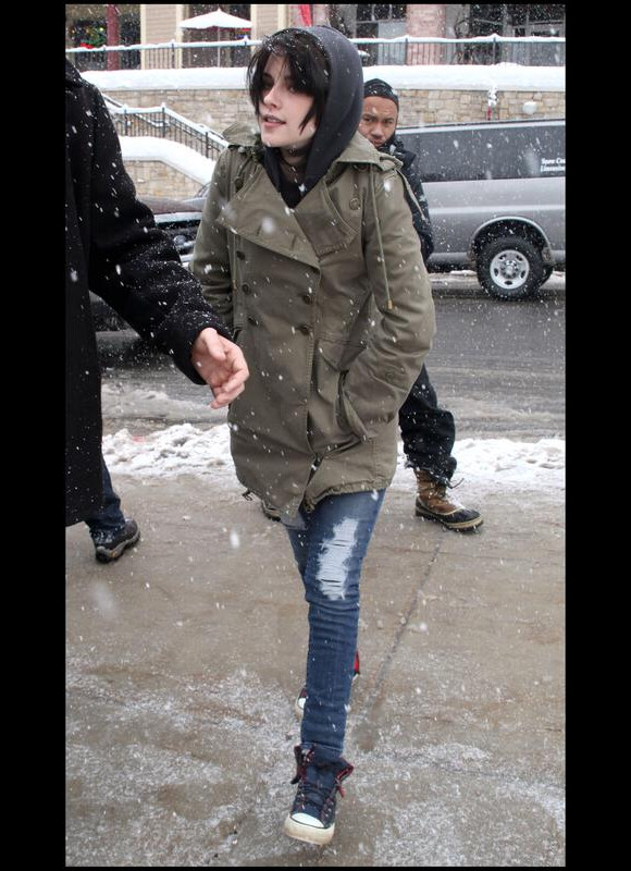 Dans un manteau Juicy Couture et un sweat à capuche, l'actrice Kristen Stewart tente de résister au froid typique de Park City lors du Festival de Sundance. Le 23 janvier 2010.
