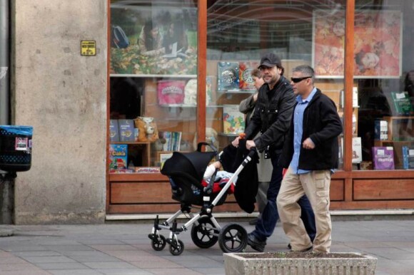 Javier Bardem en papa poule à Sarajevo le 8 novembre 2011, maman Penelope travaille !