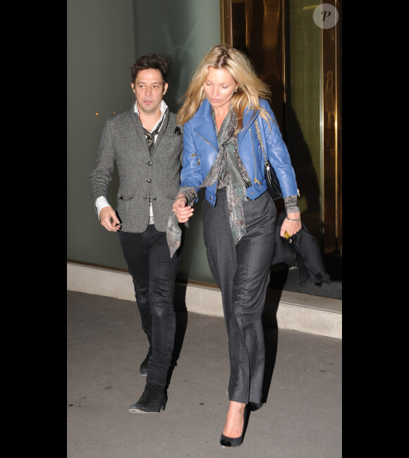 Kate Moss et Jamie Hince ont fait du shopping chez Yves Saint Laurent à Paris le 14 novembre à Paris