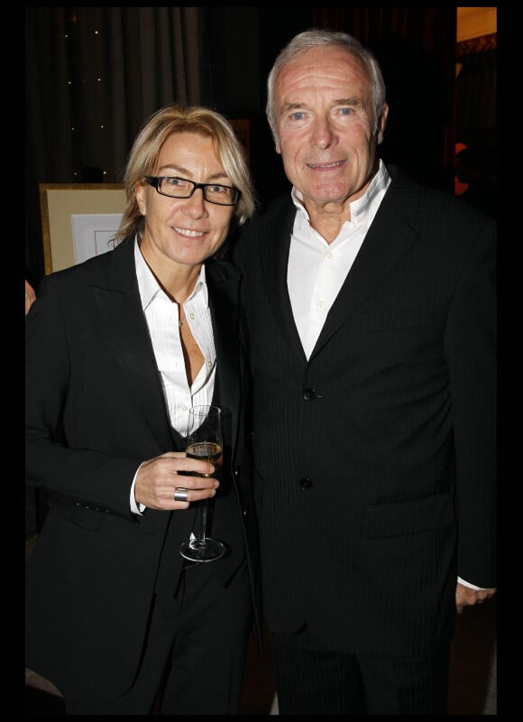 Pierre Douglas et sa femme lors du dîner des stars au Fouquet's à Paris, organisé par le Dr Pierre Huth, au profit du dépistage du cancer à l'Institut Fournier le 14 novembre 2011 