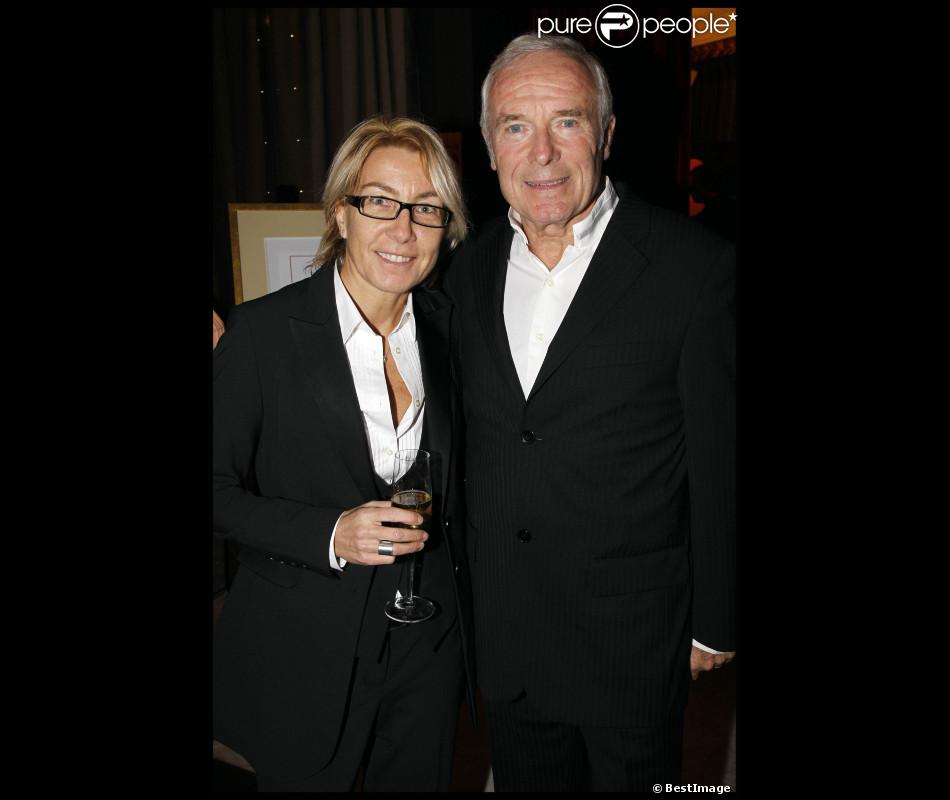 Pierre Douglas Et Sa Femme Lors Du Diner Des Stars Au Fouquet S A Paris Organise Par Le Dr Pierre Huth Au Profit Du Depistage Du Cancer A L Institut Fournier Purepeople
