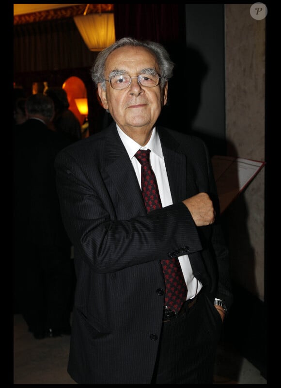 Bernard Pivot lors du dîner des stars au Fouquet's à Paris, organisé par le Dr Pierre Huth, au profit du dépistage du cancer à l'Institut Fournier le 14 novembre 2011 