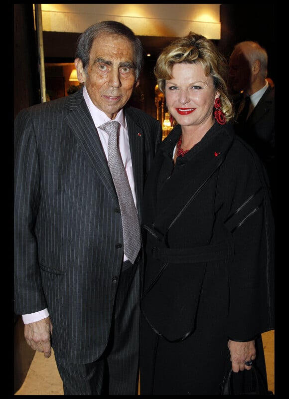 Dr Pierre Huth et Jeane Manson lors du dîner des stars au Fouquet's à Paris, organisé par le Dr Pierre Huth, au profit du dépistage du cancer à l'Institut Fournier le 14 novembre 2011 