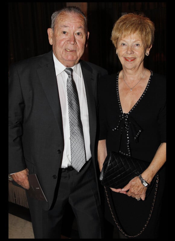 Just Fontaine et son épouse lors du dîner des stars au Fouquet's à Paris, organisé par le Dr Pierre Huth, au profit du dépistage du cancer à l'Institut Fournier le 14 novembre 2011 
