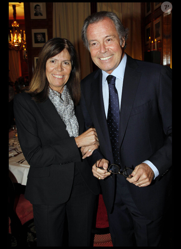 Michel Leeb et sa femme Béatrice lors du dîner des stars au Fouquet's à Paris, organisé par le Dr Pierre Huth, au profit du dépistage du cancer à l'Institut Fournier le 14 novembre 2011 