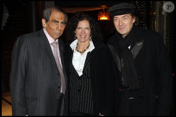 Docteur Pierre Huth, Anton Molnar et son épouse lors du dîner des stars au Fouquet's à Paris, organisé par le Dr Pierre Huth, au profit du dépistage du cancer à l'Institut Fournier le 14 novembre 2011 