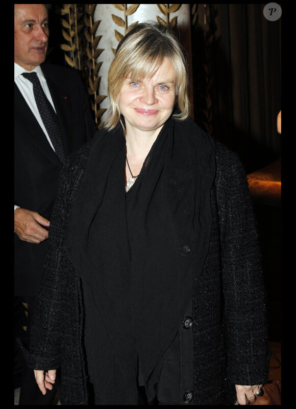 Isabelle Nanty lors du dîner des stars au Fouquet's à Paris, organisé par le Dr Pierre Huth, au profit du dépistage du cancer à l'Institut Fournier le 14 novembre 2011 