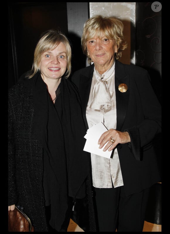 Isabelle Nanty et Dr Françoise Huth lors du dîner des stars au Fouquet's à Paris, organisé par le Dr Pierre Huth, au profit du dépistage du cancer à l'Institut Fournier le 14 novembre 2011 