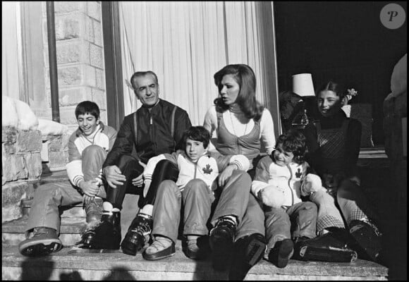 Le prince Ali entouré de ses frères et soeurs, de sa maman Farah et du shah d'Iran en 1973.