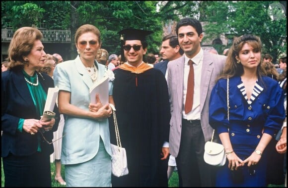 Farah Diba, fière de son fils Ali Reza, qui vient d'être diplômé. Ce dernier est avec son frère Reza et sa soeur Leila. Juin 1988