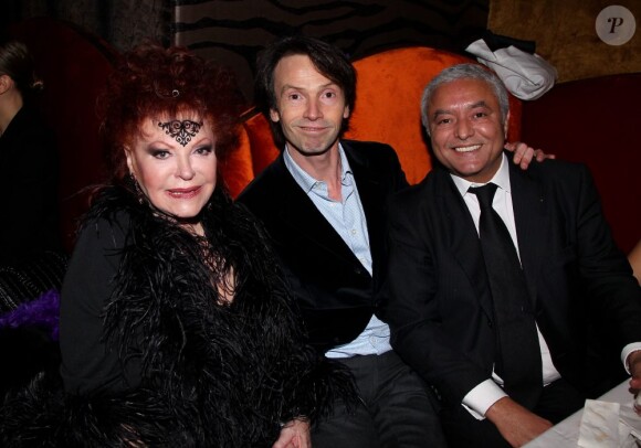 Coup d'envoi de la soirée mensuelle organisée par Régine, au Régine's, rue de Ponthieu, à Paris. Bruno Finck et François Bennaceur entourent la Reine de la nuit. 15 novembre 2011