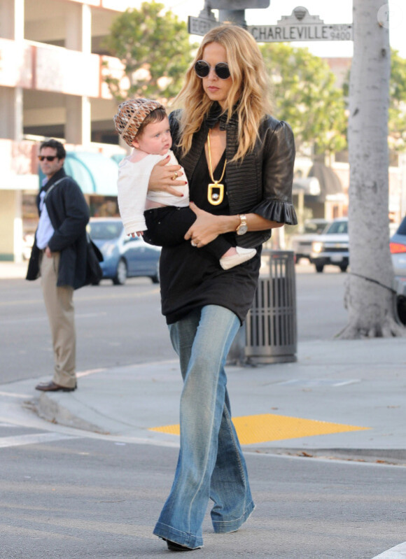 Rachel Zoe et son fils Skyler à Beverly Hills, le 16 novembre 2011.