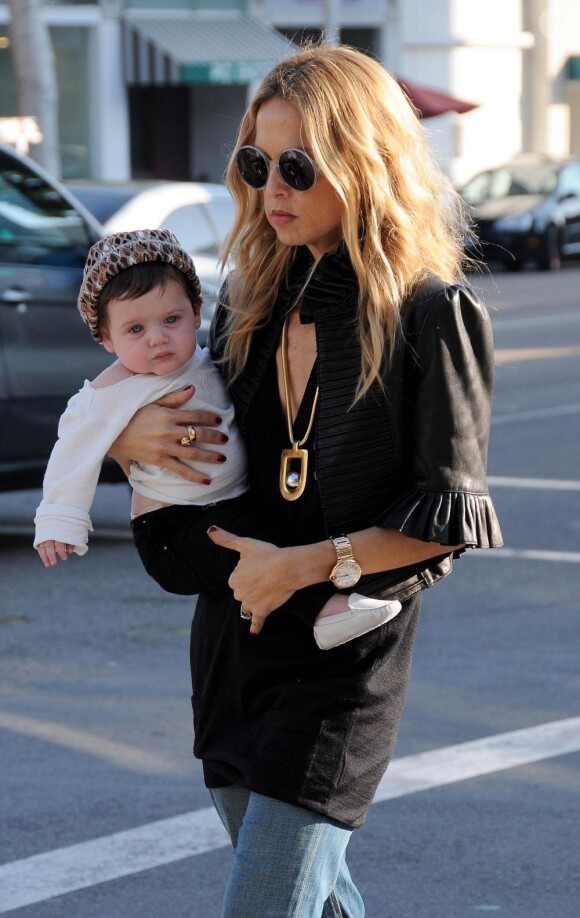 Rachel Zoe et son fils Skyler, en promenade dans les rues de Beverly Hills. Le 16 novembre 2011.