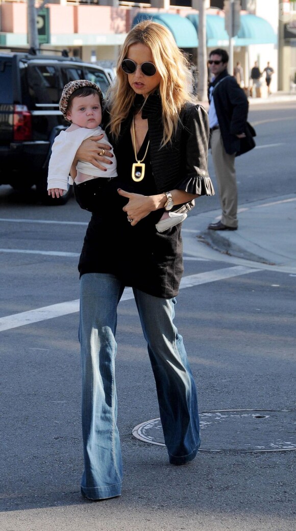 Avec son jean bootcut et ses lunettes seventies, Rachel Zoe fait sensation niveau look. Son fils Skyler, armé de ses beaux mocassins, fait figure de mini-icône de style, lors d'une  promenade dans les rues de Beverly Hills avec sa maman. Le 16 novembre 2011.