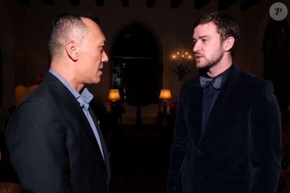 Joe Zee et Justin Timberlake en pleine conversation lors du dîner Tod's organisé au Château Marmont le 16 novembre 2011