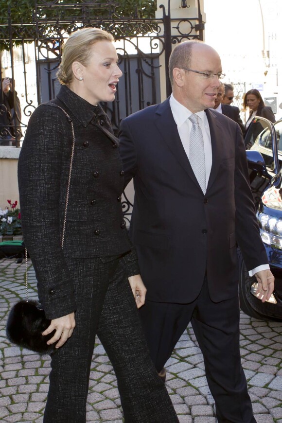 La princesse Charlene de Monaco accompagnait son mari le prince Albert, le 17 novembre 2011, pour la traditionnelle distribution de sacs alimentaires dans les locaux de la Croix Rouge monégasque.
