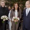 La princesse Charlene de Monaco, accompagnant son mari le prince Albert et la princesse Stéphanie, vivait le 17 novembre 2011 sa première distribution de sacs alimentaires dans les locaux de la Croix Rouge monégasque.