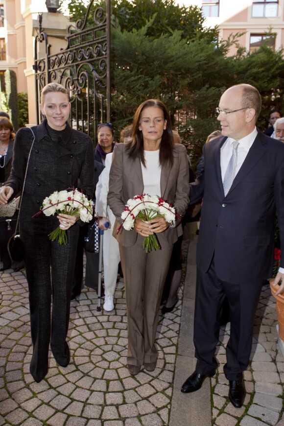 La princesse Charlene de Monaco, accompagnant son mari le prince Albert et la princesse Stéphanie, vivait le 17 novembre 2011 sa première distribution de sacs alimentaires dans les locaux de la Croix Rouge monégasque.