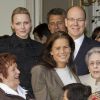 La princesse Charlene de Monaco, avec son mari le prince Albert et la princesse Stéphanie, vivait le 17 novembre 2011 sa première distribution de sacs alimentaires dans les locaux de la Croix Rouge monégasque.