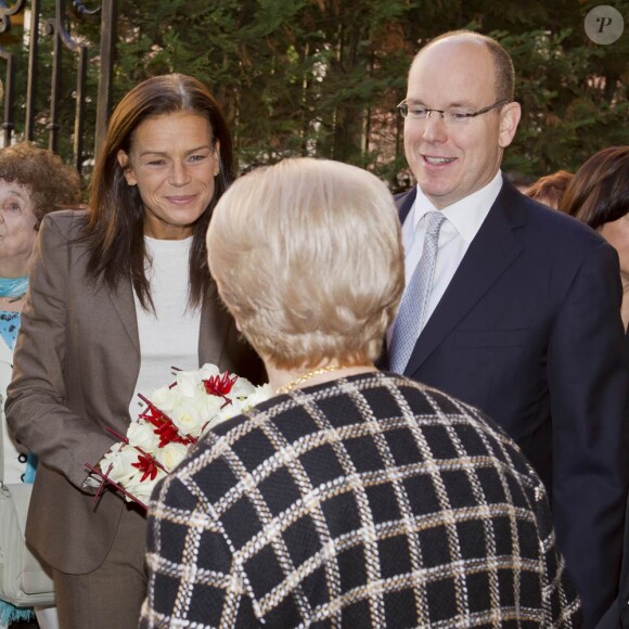 La princesse Charlene de Monaco, accompagnant son mari le prince Albert et la princesse Stéphanie, vivait le 17 novembre 2011 sa première distribution de sacs alimentaires dans les locaux de la Croix Rouge monégasque.