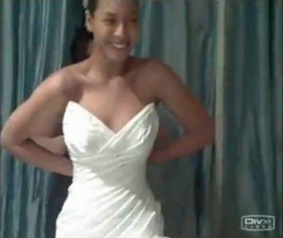 Beyoncé essaye sa robe de mariée en 2008 dans ces images extraites du DVD 4 Live at Roseland, attendu le 25 novembre 2011.