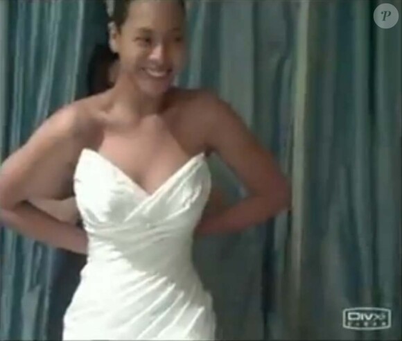 Beyoncé, sans maquillage, essaye sa robe de mariée dans ces images extraites du DVD 4 Live at Roseland de Beyoncé, attendu le 25 novembre 2011.