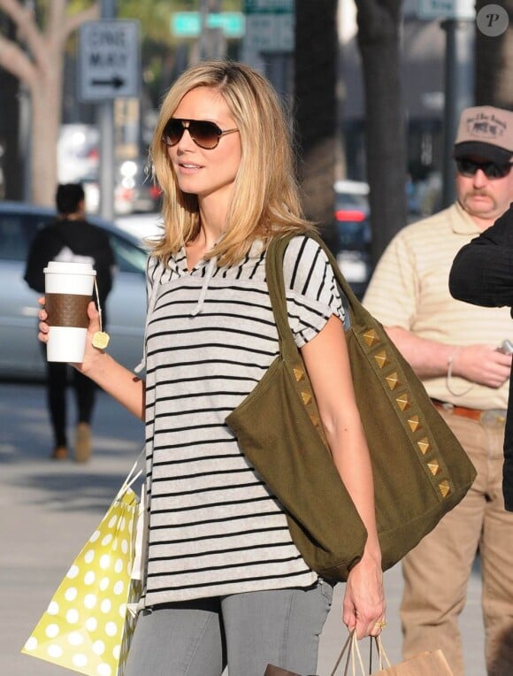 Heidi Klum sous le soleil de Rodeo Drive, tourne sa nouvelle campagne pour New Balance. Los Angeles, le 17 novembre 2011.