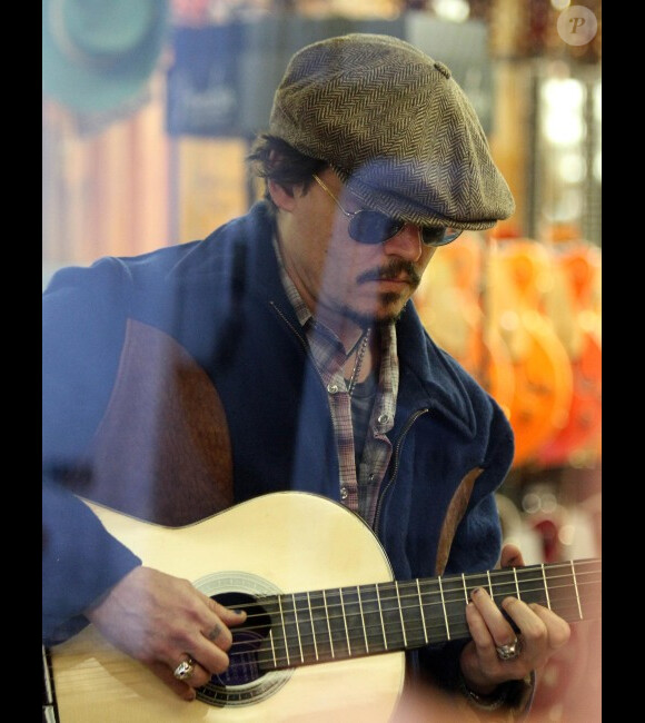 Johnny Depp achète une guitare dans New York, le 18 novembre 2011.