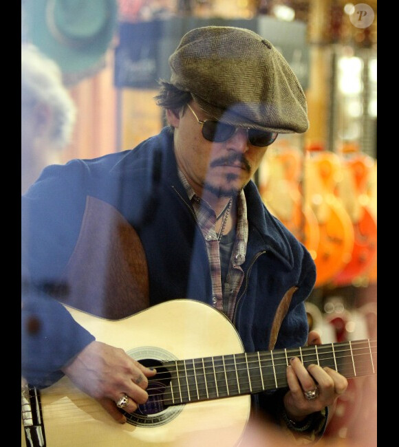 Johnny Depp achète une guitare à New York, le 18 novembre 2011
