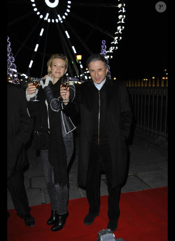 Lorie et Michel Drucker déclenchent les illuminations de  Noël de la Place de la Concorde, à Paris, le vendredi 18 novembre 2011.