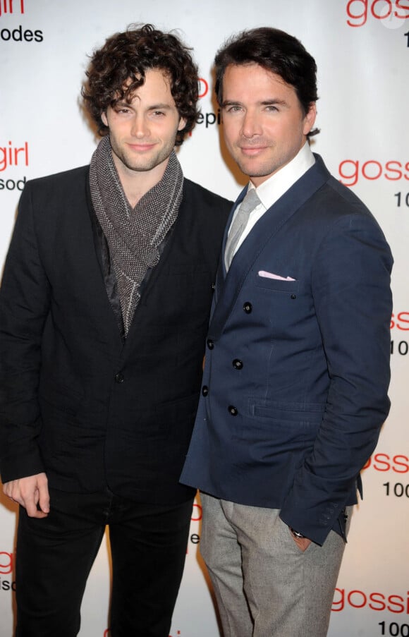 Penn Badgley et Matthew Settle (Dan et Rufus Humphrey) chez Cipriani sur Wall Street à New York, pour fêter le 100e épisode de Gossip Girl le 19 novembre 2011.