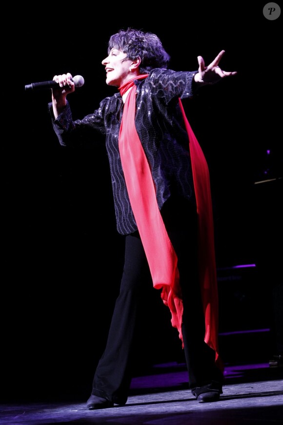 Liza Minnelli sur la scène de l'Olympia, à Paris. Juillet 2011
