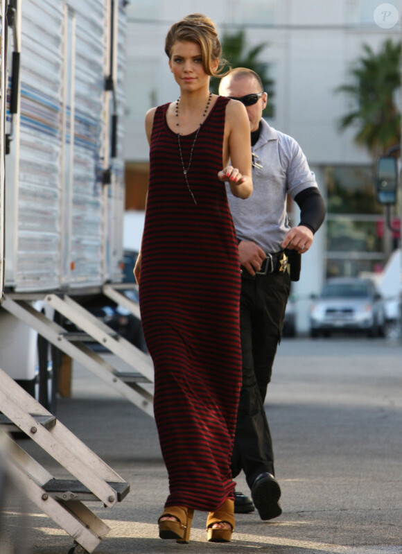 AnnaLynne McCord en robe rouge sur le tournage de la série 90210 à Los Angeles, le 21 novembre 2011