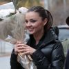 Miranda Kerr a reçu des fleurs en plein shooting à New York le 21 novembre 2011