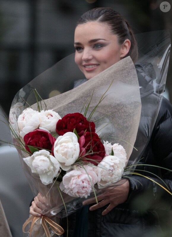 Miranda Kerr a reçu des fleurs en plein shooting à New York le 21 novembre 2011