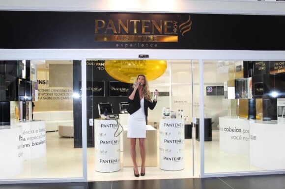 Gisele Bündchen à Sao Paulo pour l'inauguration du centre Pantène. Le 22 novembre 2011