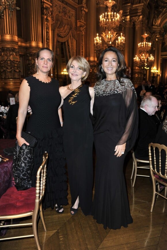 La Baronne Ariane de Rothschild, Hedva Ser Salomon et madame Sidney Toledano à l'Opéra Garnier, à Paris, le 22 novembre 2011.