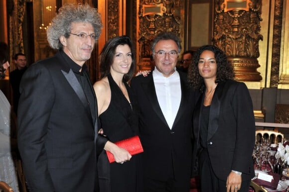 Elie Chouraqui, son épouse, avec Alain Afflelou et sa compagne à l'Opéra Garnier, pour le gala du Conseil Pasteur-Weizmann, le 22 novembre 2011.
