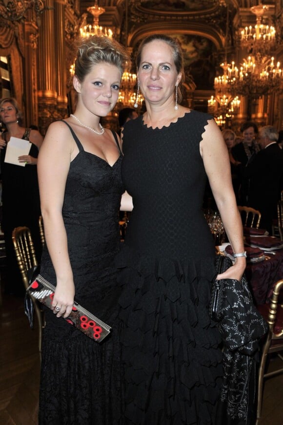 La Baronne Ariane de Rothschild et sa fille Noémie à l'Opéra Garnier, pour le gala du Conseil Pasteur-Weizmann, le 22 novembre 2011.