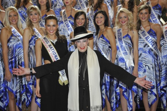 Geneviève de Fontenay pose en compagnie de ses 29 Miss pour la presse, à quelques jours de l'élection de Miss Prestige National 2012, à l'hôtel Hilton Arc-de-Triomphe à Paris, le samedi 26 novembre 2011.