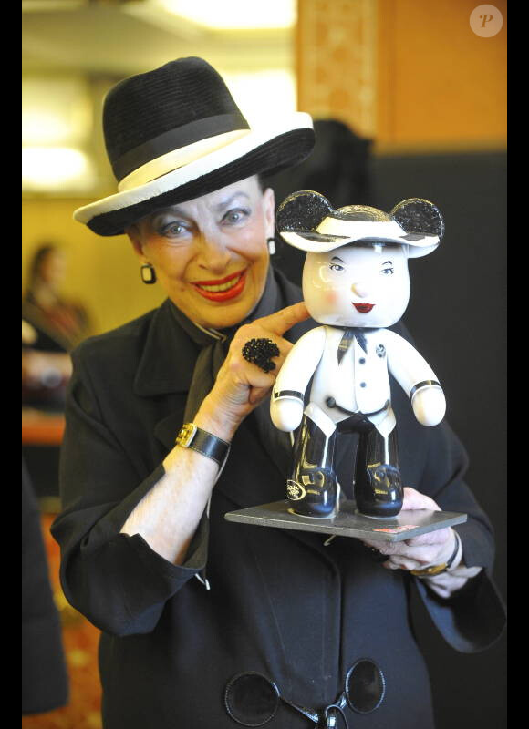 Geneviève de Fontenay présente sa poupée en présence de ses 29 miss à quelques jours de l'élection de Miss Prestige National 2012, à l'hôtel Hilton Arc-de-Triomphe à Paris, le samedi 26 novembre 2011.