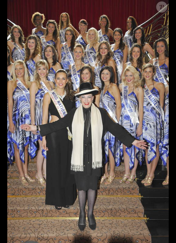 Geneviève de Fontenay pose en compagnie de ses 29 Miss à la presse, à quelques jours de l'élection de Miss Prestige National 2012, à l'hôtel Hilton Arc-de-Triomphe à Paris, le samedi 26 novembre 2011.