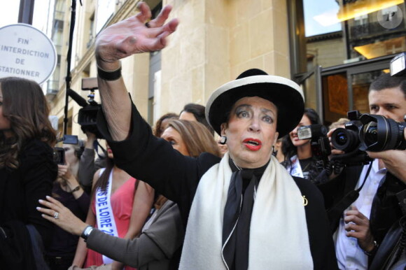 Geneviève de Fontenay quitte, émue, ses 29 Miss, à quelques jours de l'élection de Miss Prestige National 2012, à l'hôtel Hilton Arc-de-Triomphe à Paris, le samedi 26 novembre 2011.