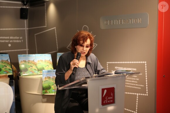 Marlène Jobert entame une lecture de contes à la librairie Le Carré d'Encre, à Paris, le samedi 26 novembre 2011.