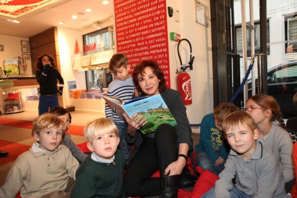 Marlène Jobert pose à la librairie Le Carré d'Encre, à Paris, le samedi 26 novembre 2011.