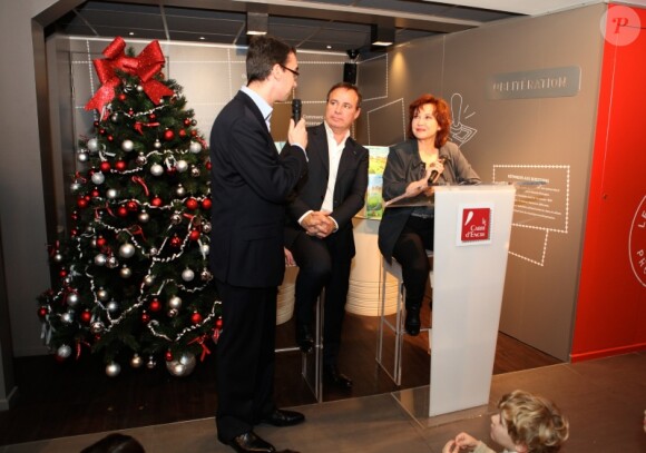 Marlène Jobert, ici avec Fabien Lecoeuvre, pose à la librairie Le Carré d'Encre, à Paris, le samedi 26 novembre 2011.