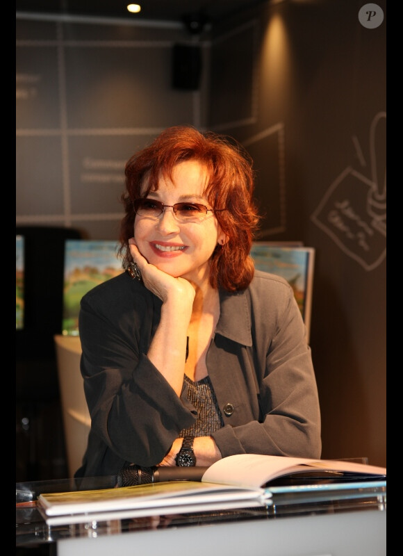 Marlène Jobert, écrivaine de contes pour enfants, pose à la librairie Le Carré d'Encre, à Paris, le samedi 26 novembre 2011.