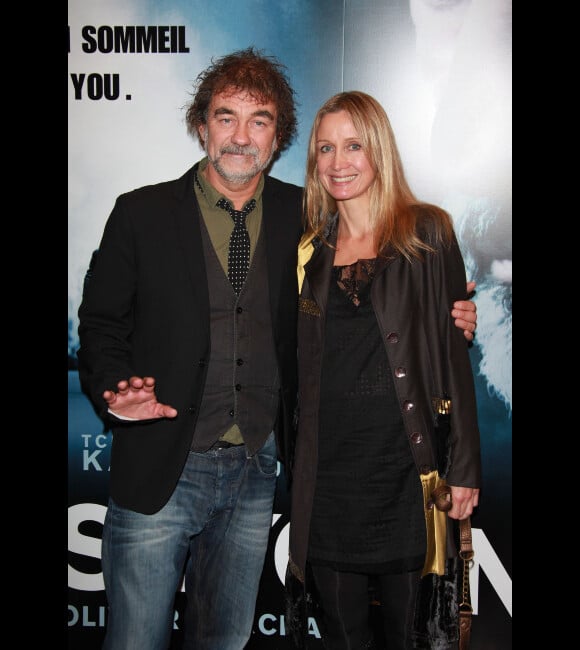 Olviier Marchal et sa femme Catherine lors de l'avant-première du film Les Lyonnais à Paris le 27 novembre 2011