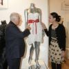 Mitch Winehouse présente la robe de sa fille Amy qui sera vendue aux enchères, le 28 novembre 2011 à Londres