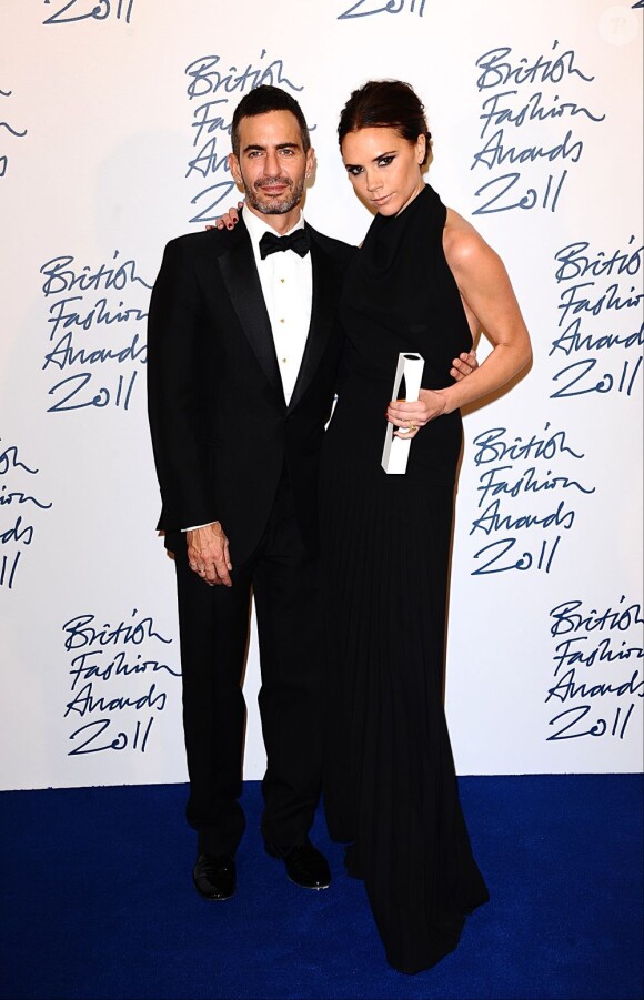Marc Jacobs et son amie Victoria Beckham lors des British Fashion awards à Londres le 28 novembre 2011